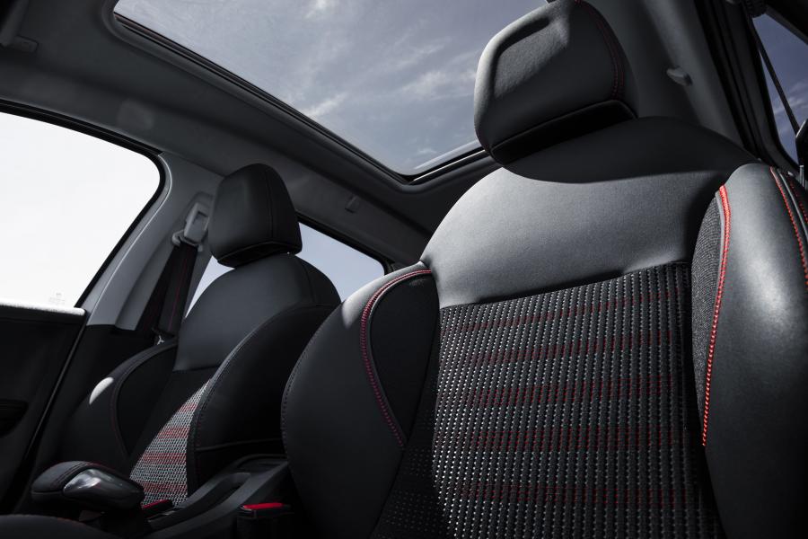 Детали интерьера Peugeot 2008 GT Line 2016 года  (фото 20 из 42)
